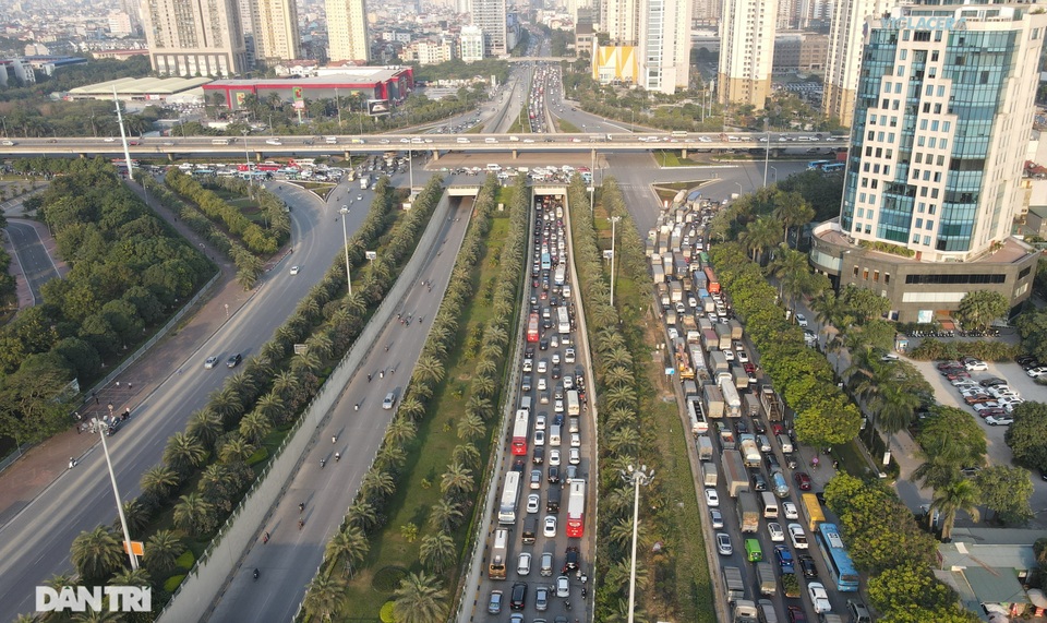 Đường Hà Nội ùn tắc kéo dài từ trên cao xuống dưới thấp chiều cuối năm - 4