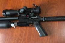 Dùng súng hơi bắn vợ bạn nhậu rồi bỏ trốn