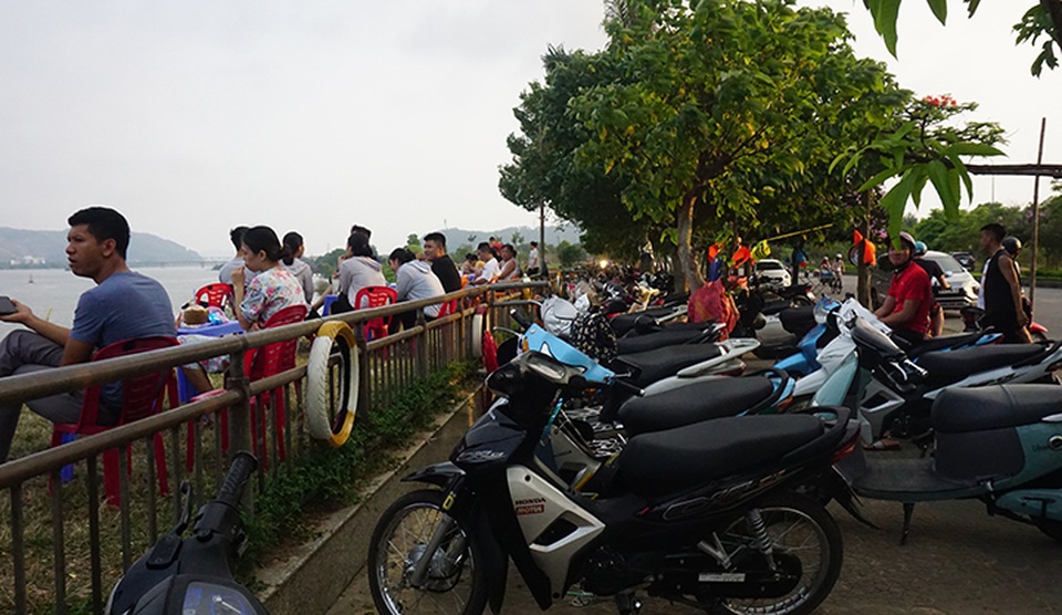 Dân ào ra sông Lam giải nhiệt, biển cảnh báo nguy hiểm liên tục bị nhổ bỏ - 2 Dân ào ra sông Lam giải nhiệt, biển cảnh báo nguy hiểm liên tục bị nhổ bỏ - 2
