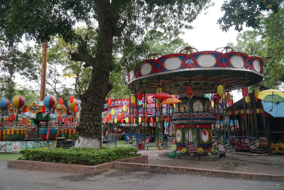Hà Nội: Hàng loạt công viên đóng cửa, người dân vượt rào vào tập thể dục - 15 Hà Nội: Hàng loạt công viên đóng cửa, người dân vượt rào vào tập thể dục - 15