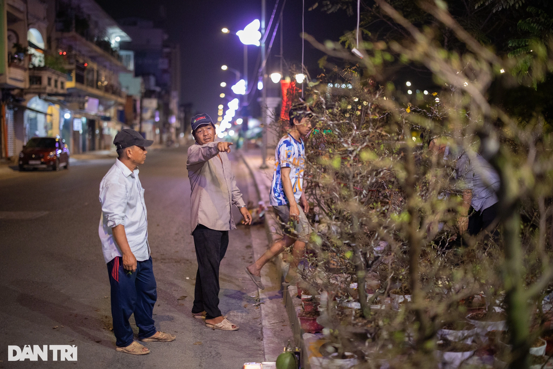 Tiểu thương trắng đêm canh hoa Tết vì lo mất trộm - 8 Tiểu thương trắng đêm canh hoa Tết vì lo mất trộm - 8