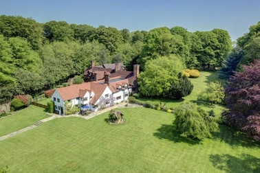 Những dinh thự đắt nhất nước Anh: Có căn dát 20 nghìn tờ vàng lá xa xỉ