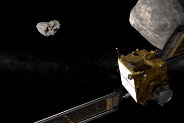 Tàu NASA giải phóng 10.000 tấn đất đá vào không gian, liệu có nguy hiểm?