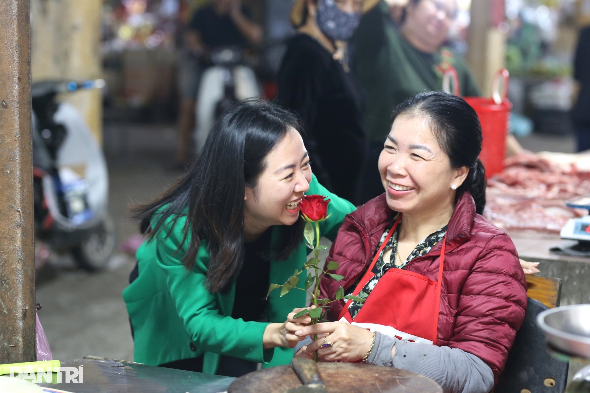 Cô giáo tặng hàng trăm bông hồng cho người dưng và cái kết ấm áp - 3 Cô giáo tặng hàng trăm bông hồng cho người dưng và cái kết ấm áp - 3