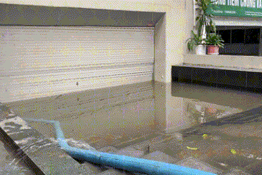 Chủ cửa hàng ở biệt thự "nhà giàu" mất trắng 800 triệu sau 10 phút mưa ngập