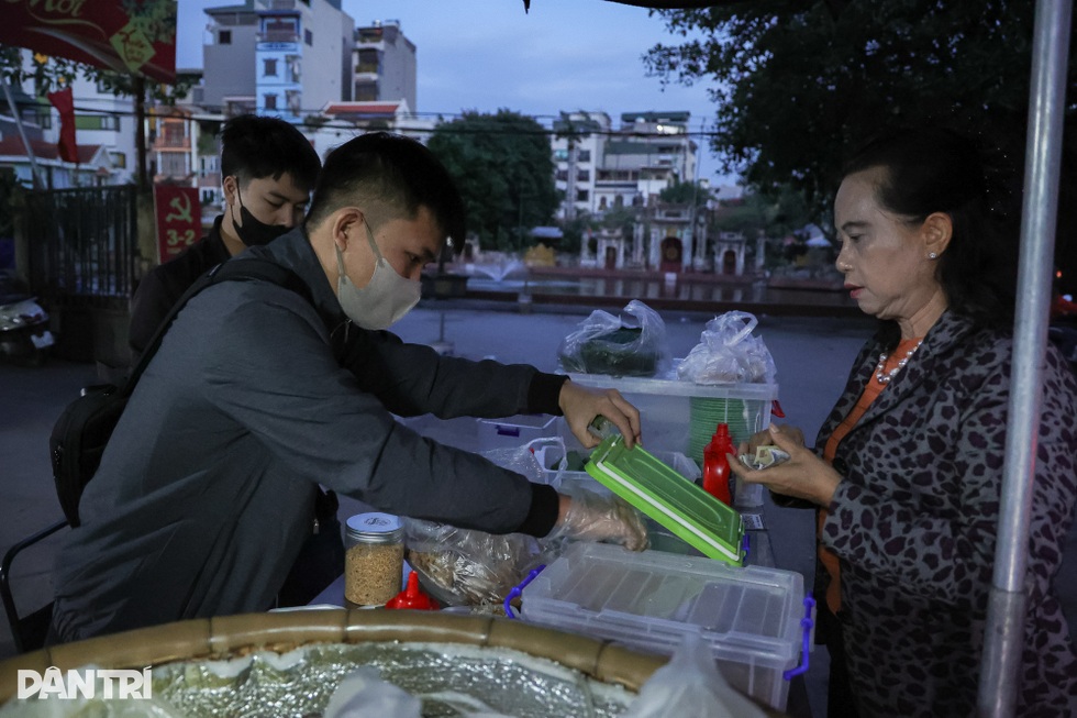 Nhân viên văn phòng ở Hà Nội sáng 4h dậy bán xôi, 8h đến công ty làm việc - 1