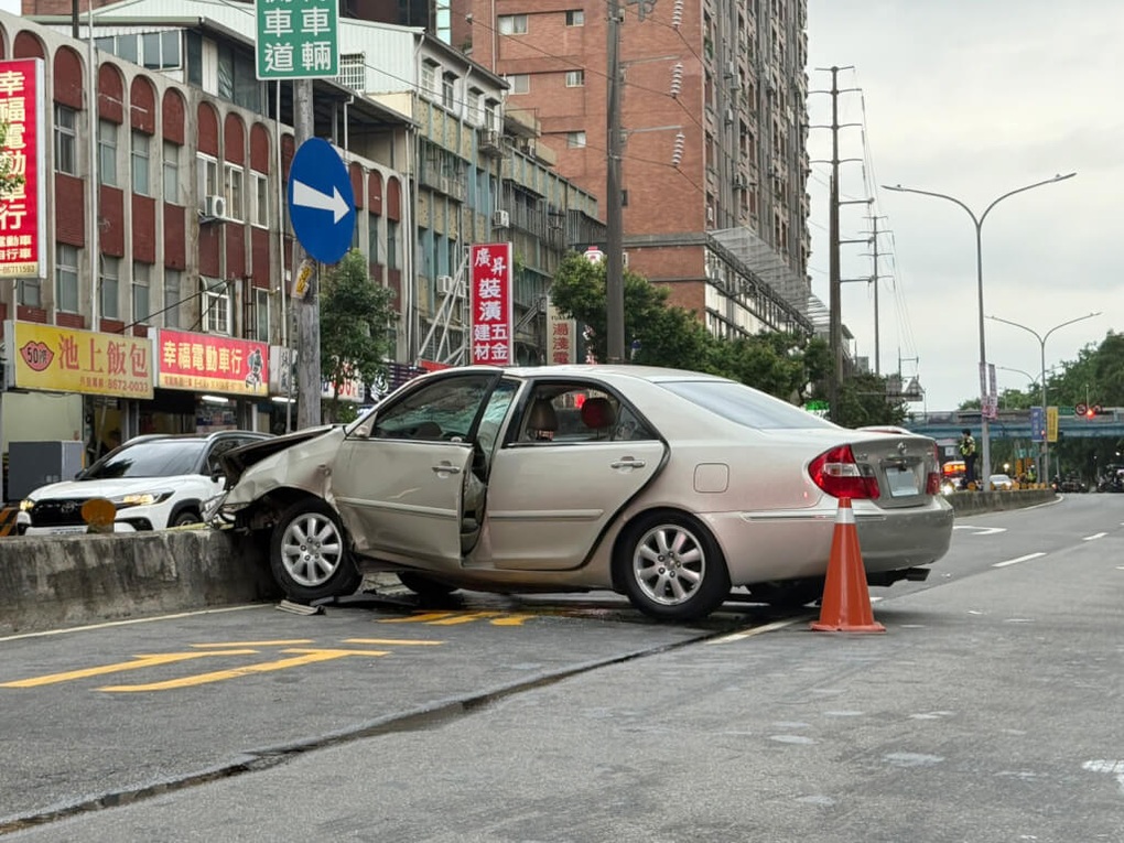 Cụ ông 78 tuổi lái xe vượt đèn đỏ, gây tai nạn liên hoàn khiến 3 người chết - 1 Cụ ông 78 tuổi lái xe vượt đèn đỏ, gây tai nạn liên hoàn khiến 3 người chết