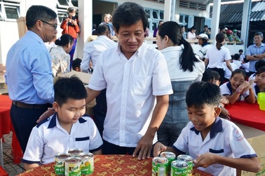 Ông Đoàn Ngọc Hải tặng quà, mời học sinh ở U Minh ăn phở