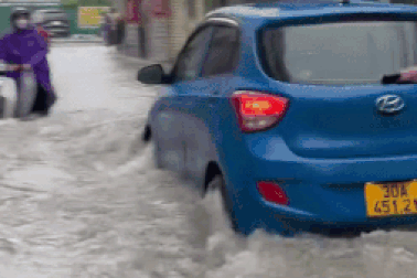 Phóng nhanh trên đường ngập, tài xế ô tô xô đổ nhiều xe máy