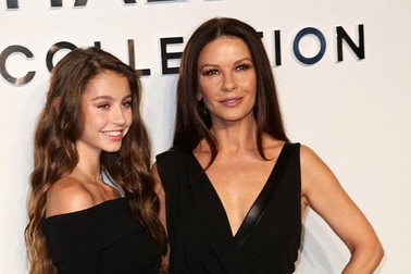 Ngỡ ngàng với vẻ xinh đẹp của con gái Catherine Zeta-Jones