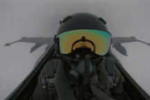 Khoảnh khắc sét đánh trúng máy bay chiến đấu khiến phi công hốt hoảng