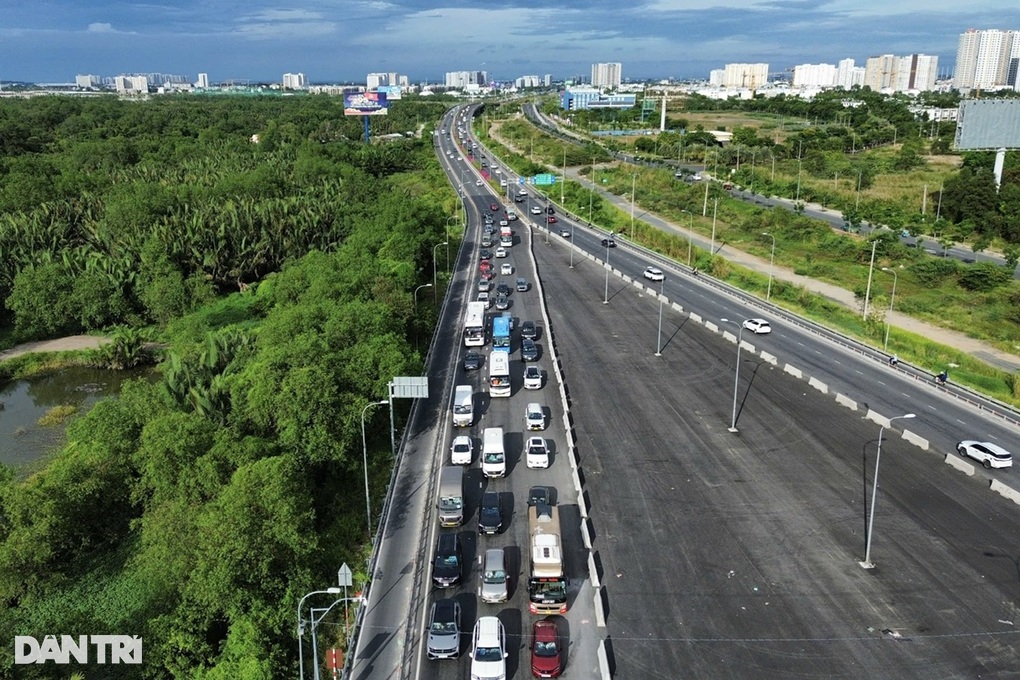 Dòng xe nườm nượp trở lại TPHCM sau kỳ nghỉ lễ 5 ngày - 1 Dòng xe nườm nượp trở lại TPHCM sau kỳ nghỉ lễ 5 ngày - 1