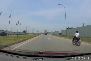 Rùng mình đối diện xe tải đi ngược chiều để... tránh trạm thu phí