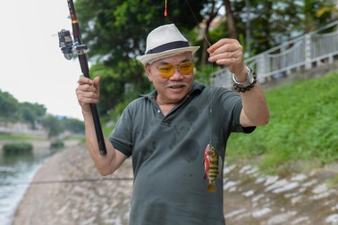 Sông Tô Lịch trong xanh, người dân buông cần thư thả ngồi câu cá