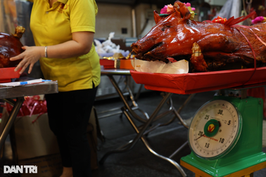 Gần 4 triệu đồng một con heo sữa quay, khách vẫn xếp hàng chờ mua