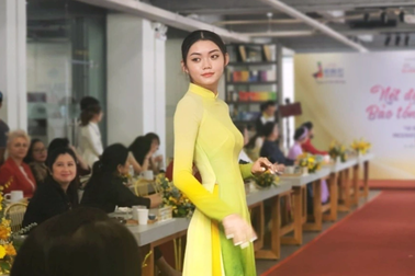 Nhiều Tổng lãnh sự tại TPHCM "mê" áo dài Việt Nam