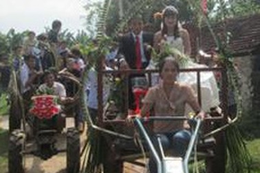 Clip: Rước dâu bằng xe hoa "độc" ở xứ Nghệ