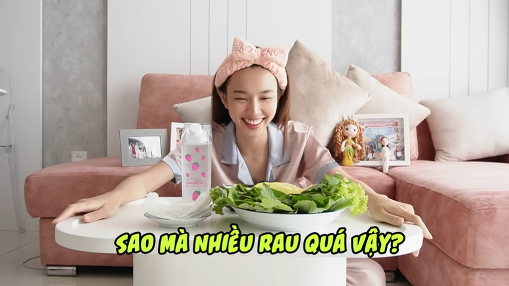 Hoa hậu Thùy Tiên bị nói làm lố, giả nai vì... không biết ăn chân gà - 2 Hoa hậu Thùy Tiên bị nói làm lố, giả nai vì... không biết ăn chân gà - 2