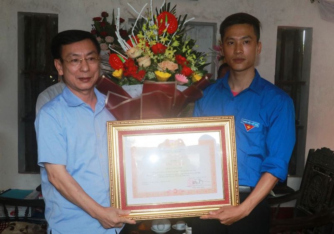 Trao Bằng khen của Thủ tướng đến cựu quân nhân nhảy cầu cao 30 m cứu người - 1 Trao Bằng khen của Thủ tướng đến cựu quân nhân nhảy cầu cao 30 m cứu người - 1