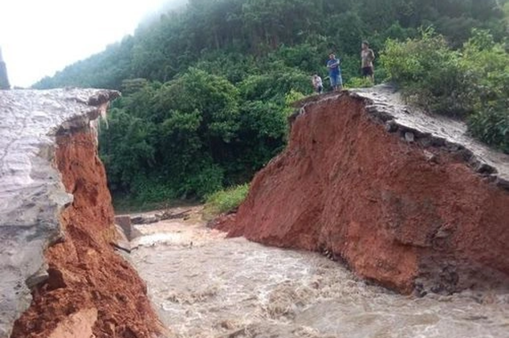 Quảng Trị: Mưa lớn làm vỡ đập, sạt lở đường, chia cắt nhiều khu vực - 1 Quảng Trị: Mưa lớn làm vỡ đập, sạt lở đường, chia cắt nhiều khu vực - 1