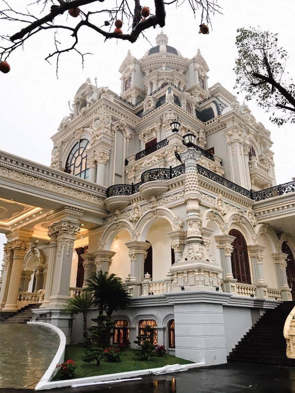 Lâu đài của đại gia Việt: Dát vàng 24k, xây cả nhà hát tráng lệ bên trong - 5 Lâu đài của đại gia Việt: Dát vàng 24k, xây cả nhà hát tráng lệ bên trong - 5