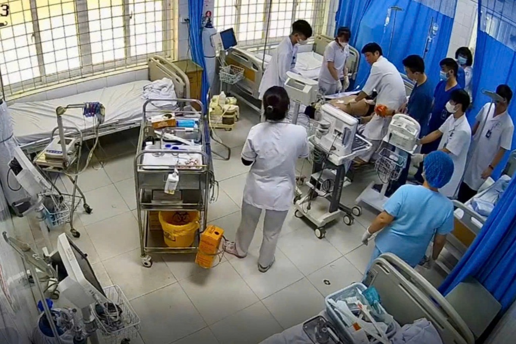 Nghẹt thở cảnh bác sĩ ép tim cứu nam sinh 22 tuổi ngừng tim tại trường - 1