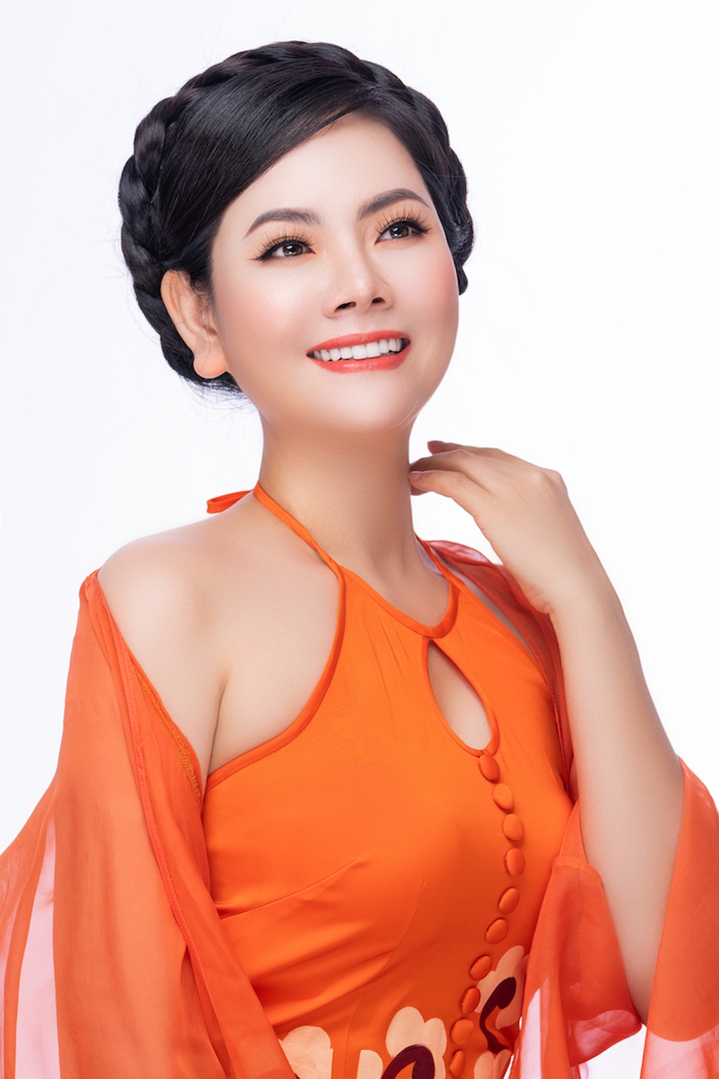 NSƯT Việt Hoàn khen ngợi nhan sắc của Lương Nguyệt Anh - 7 NSƯT Việt Hoàn khen ngợi nhan sắc của Lương Nguyệt Anh - 7