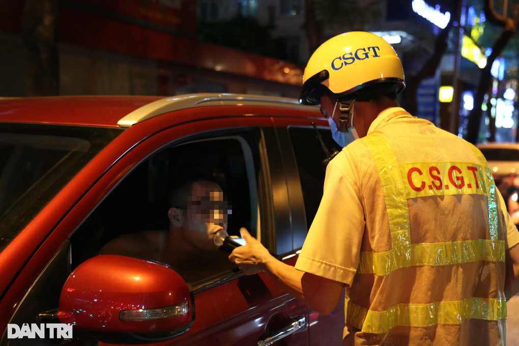 Hà Nội: CSGT hóa trang gần quán nhậu, xử lý ma men lái ô tô - 14 Hà Nội: CSGT hóa trang gần quán nhậu, xử lý ma men lái ô tô - 14