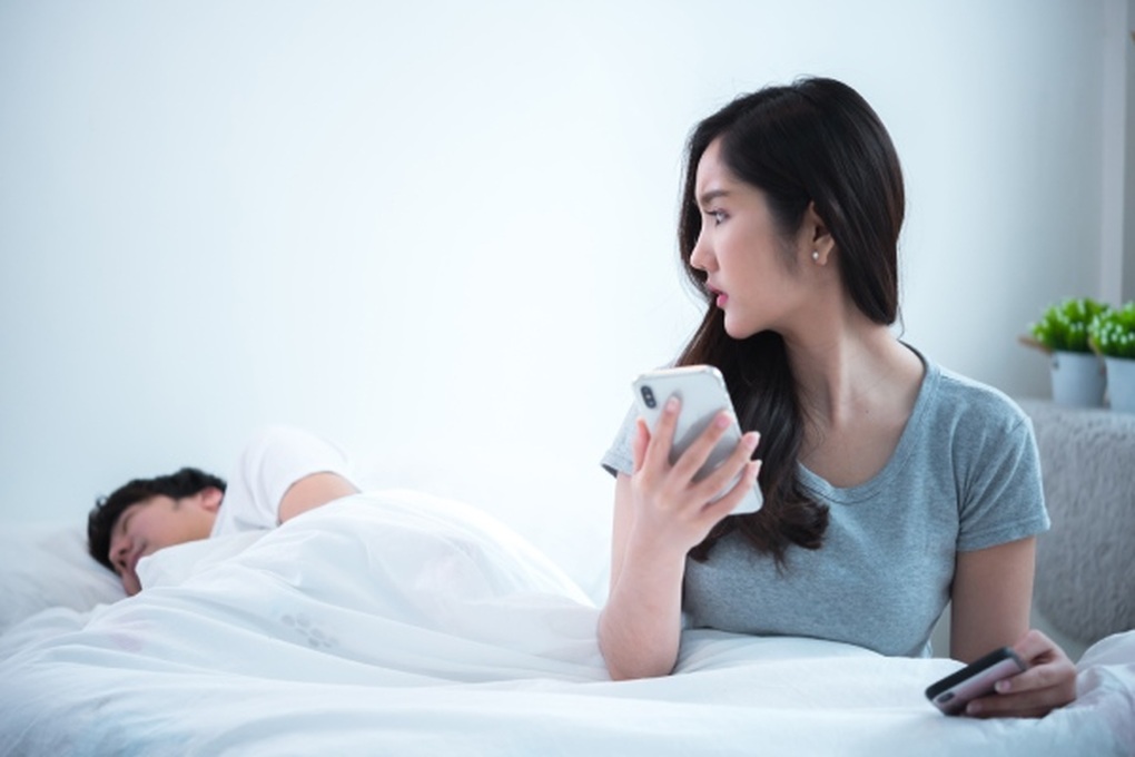 Lén xem điện thoại bạn trai, tôi đau đớn phát hiện cuộc sống bí mật của anh - 1