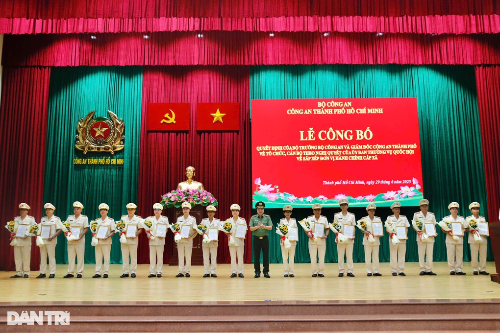 Công an TPHCM công bố quyết định sáp nhập, tổ chức lại bộ máy - 3 Công an TPHCM công bố quyết định sáp nhập, tổ chức lại bộ máy - 3