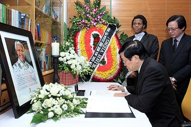 Chủ tịch nước viếng cựu Tổng thống Nam Phi Mandela