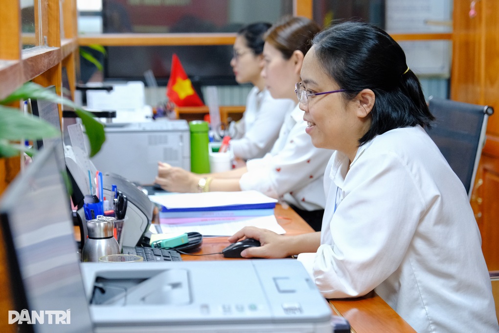 Bộ Chính trị, Ban Bí thư: Xây dựng tiền lương với bộ máy chính quyền mới - 2 Bộ Chính trị, Ban Bí thư: Xây dựng tiền lương với bộ máy chính quyền mới - 2