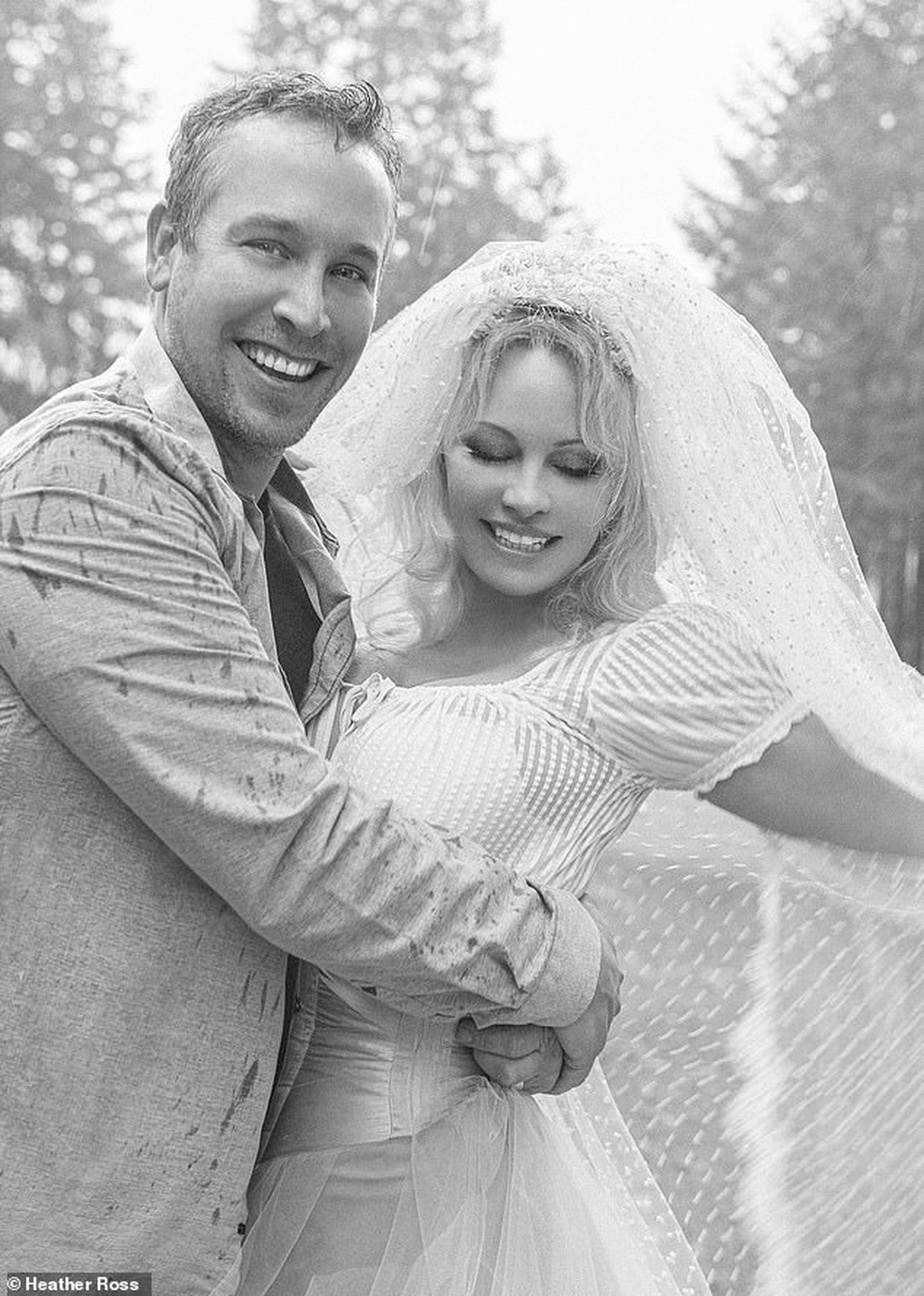 Bom sex Pamela Anderson bị tố là người thứ ba - 1 Bom sex Pamela Anderson bị tố là người thứ ba - 1