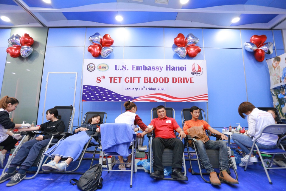 Phó Đại sứ Mỹ hiến máu Trao tặng quà Tết - 8 Phó Đại sứ Mỹ hiến máu Trao tặng quà Tết - 8