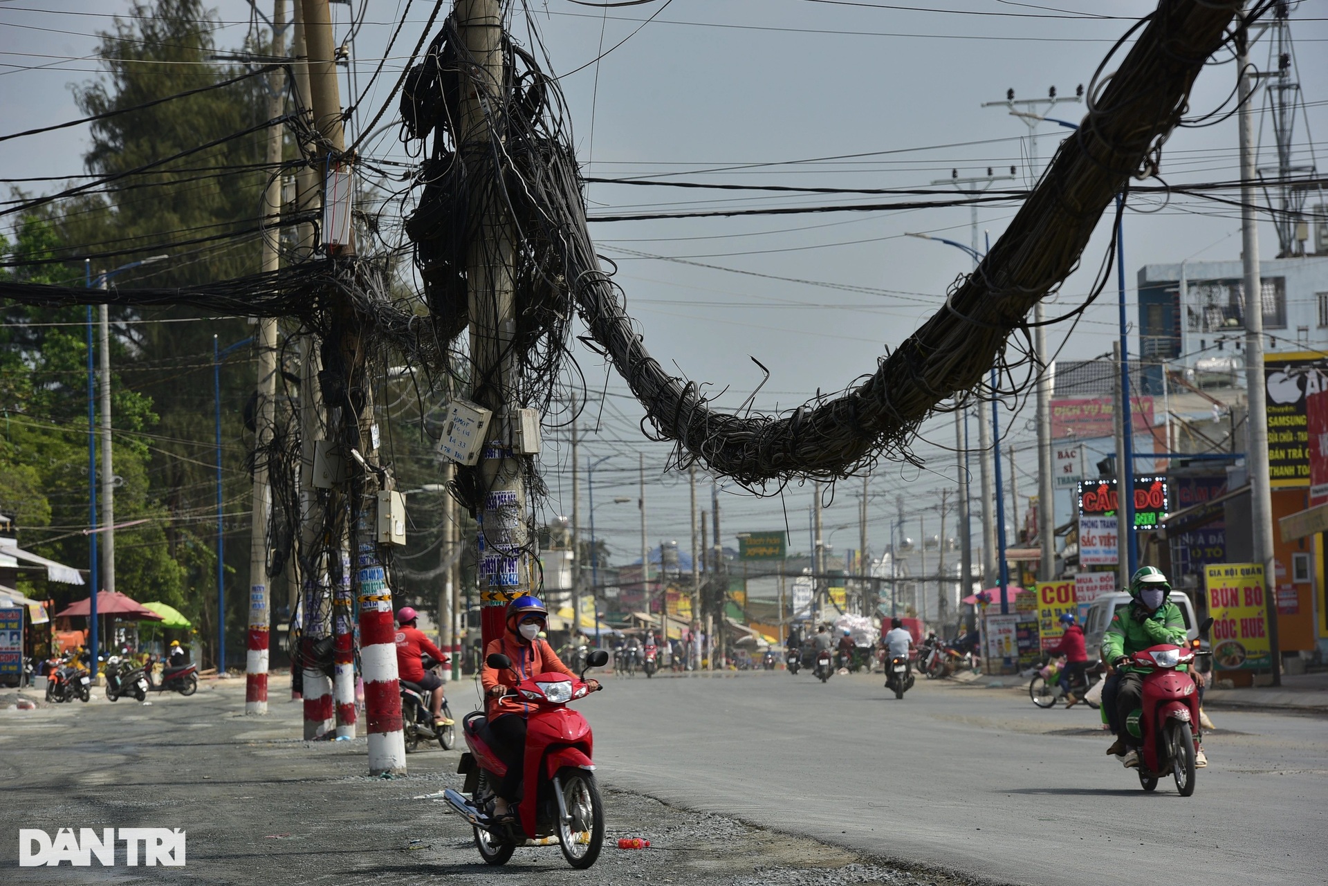 Ma trận trụ điện bủa vây cả tuyến đường, chờ gây họa cho người dân TPHCM - 4 Ma trận trụ điện bủa vây cả tuyến đường, chờ gây họa cho người dân TPHCM - 4