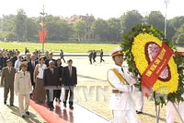 Lãnh đạo Đảng và Nhà nước viếng Chủ tịch Hồ Chí Minh 