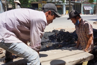 Những người lao động mưu sinh dưới “chảo lửa” miền Trung