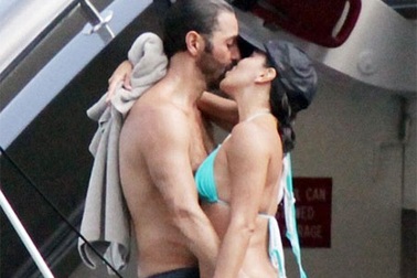 “Sao” Hollywood say đắm hôn bạn trai trên biển