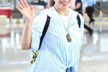 63 tuổi, Lưu Hiểu Khánh trẻ trung từ phong cách thời trang đến dáng vóc