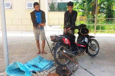 2 đối tượng dùng kiếm chống trả công an khi bị vây bắt