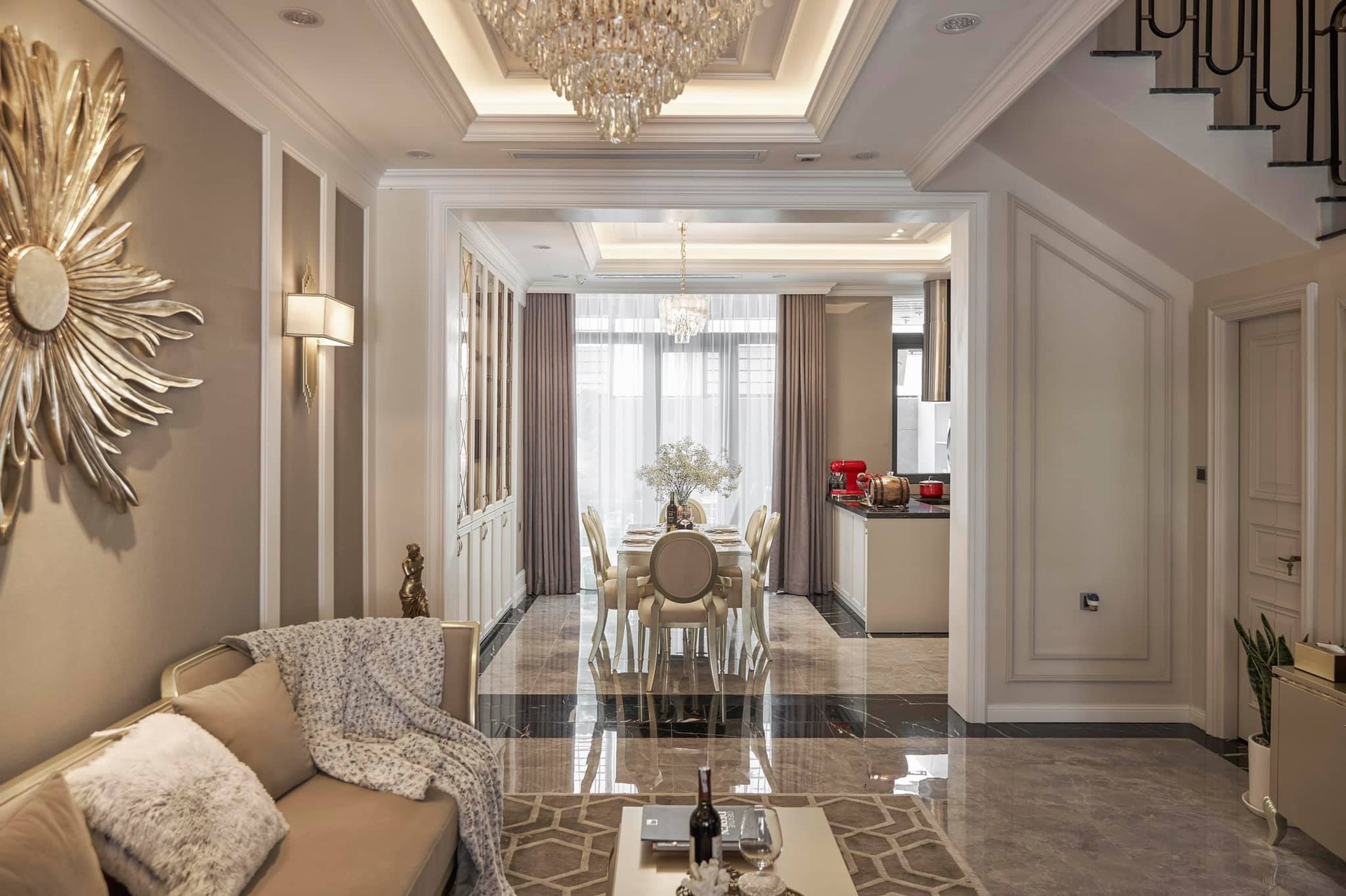 Căn biệt thự đẹp lung linh với nội thất màu Champagne, lạ mà cuốn hút - 1