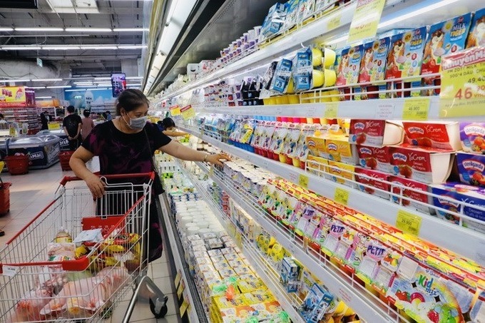 Người dân mua hàng tại siêu thị.