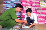 Phát hiện lượng lớn phân bón kém chất lượng, quá hạn chuẩn bị bán ra thị trường