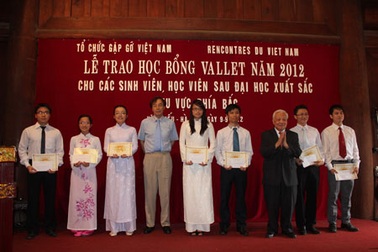 Trao 130 suất học bổng Vallet tới sinh viên, học viên cao học phía Bắc