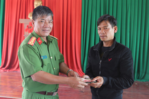 Chiến sĩ công an trả lại tài sản cho người dân đánh rơi