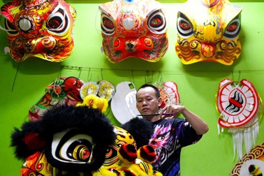 Xưởng đầu lân ở TPHCM tất bật sản xuất dịp Tết, thu trăm triệu mỗi tháng