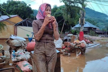 Cô giáo Yên Bái không son phấn vẫn đẹp kiên cường trong lấm lem bùn đất
