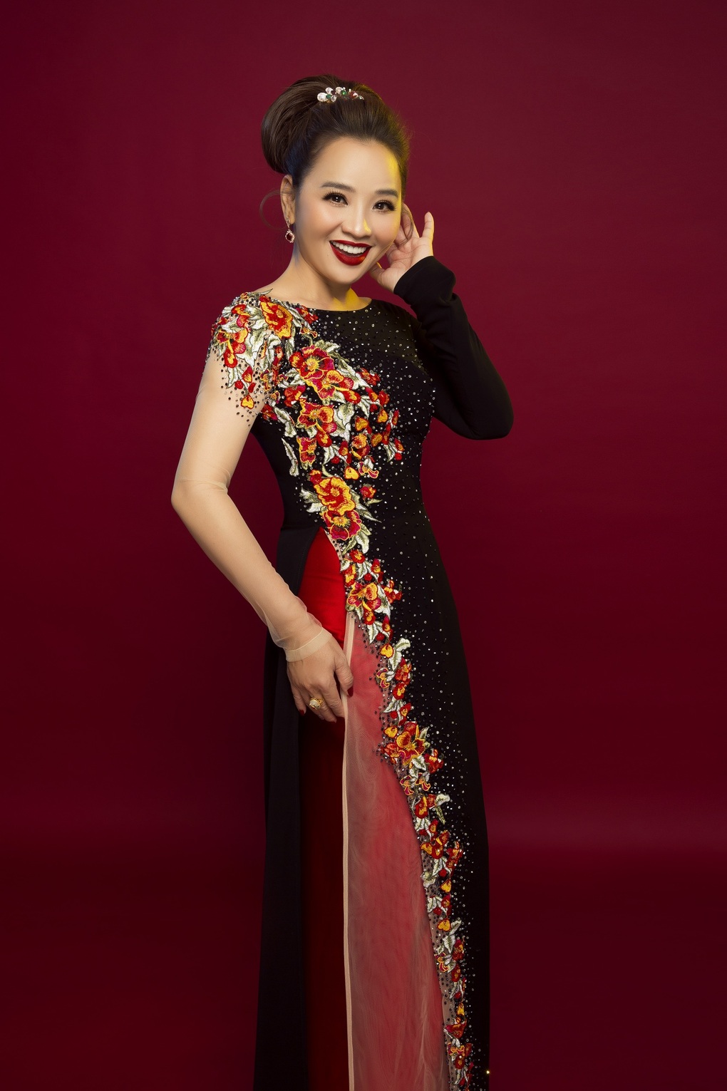 Hoài An Người đẹp Tây Đô trẻ trung ngỡ ngàng ở tuổi 48 - 1 Hoài An Người đẹp Tây Đô trẻ trung ngỡ ngàng ở tuổi 48 - 1