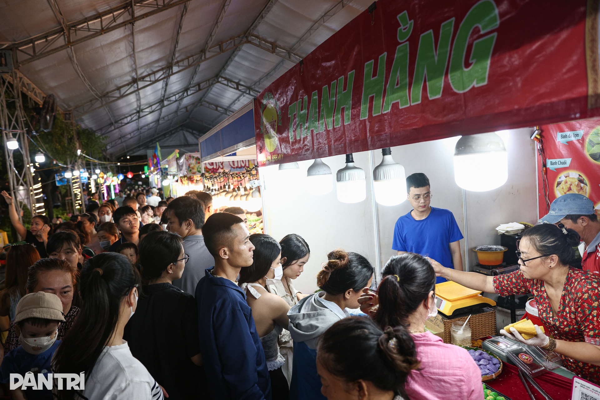 Phố đêm nhộn nhịp ở chợ cổ gần 100 năm tuổi tại TPHCM - 3