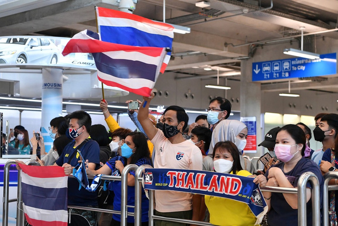Tuyển Thái Lan rước cúp vàng AFF Cup về nước, nhận cơn mưa tiền thưởng - 5 Tuyển Thái Lan rước cúp vàng AFF Cup về nước, nhận cơn mưa tiền thưởng - 5